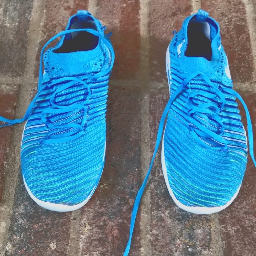 Women's 7.5 Nike Flyknit Sneakers